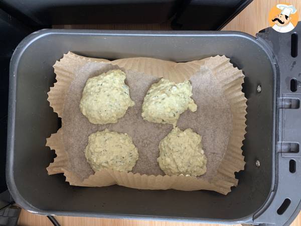Buñuelos de calabacín y queso feta en freidora de aire - Preparación paso 4
