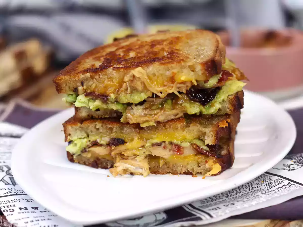 Maxi sándwich de queso estilo americano: pollo, guacamole y bacon - foto 5